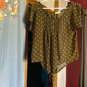 Short sleeve crop shirt with tie in a Medium